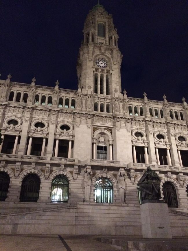 夜8時過ぎの市庁舎。