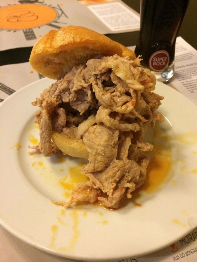 夜ごはんは、ホテルに戻る途中にあるコンガというお店。<br />辣油のようなピリ辛スープで煮た豚肉の細切れをパンに挟んだB級グルメ、ビファナで有名です。<br /><br />ビファナは1個2.5ユーロ。安くて、美味しい！<br />