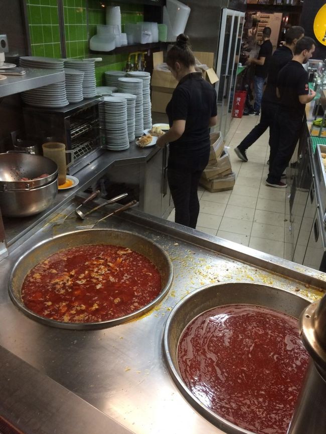 厨房の鍋。ここに小間切れの肉が入っています。<br />まるで牛丼屋みたいです。