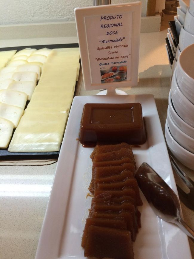 この地方のお菓子、マルメラーダが置いてありました。<br />甘酸っぱい羊羹みたいなお菓子でした。