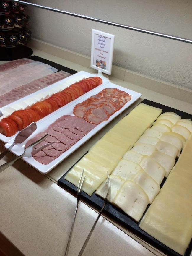 チーズとハムも豊富。<br />満足の朝ごはんです。