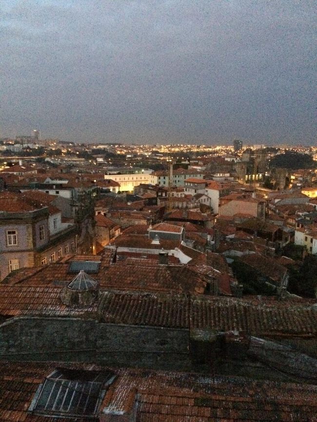 部屋に戻る途中、廊下からバルコニーに出てみました。<br />まだ夜明け前。町灯りが綺麗です。