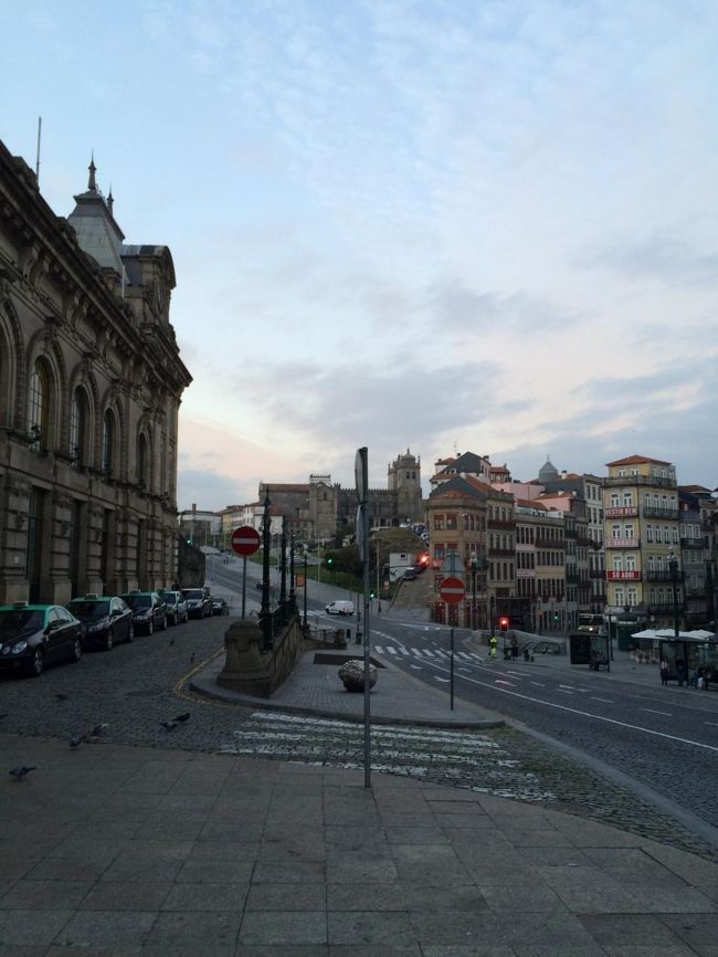 早朝の散歩＆観光です。<br />ポルトの歴史地区は世界遺産に登録されています。<br /><br />ここは、サン・ベント駅前。