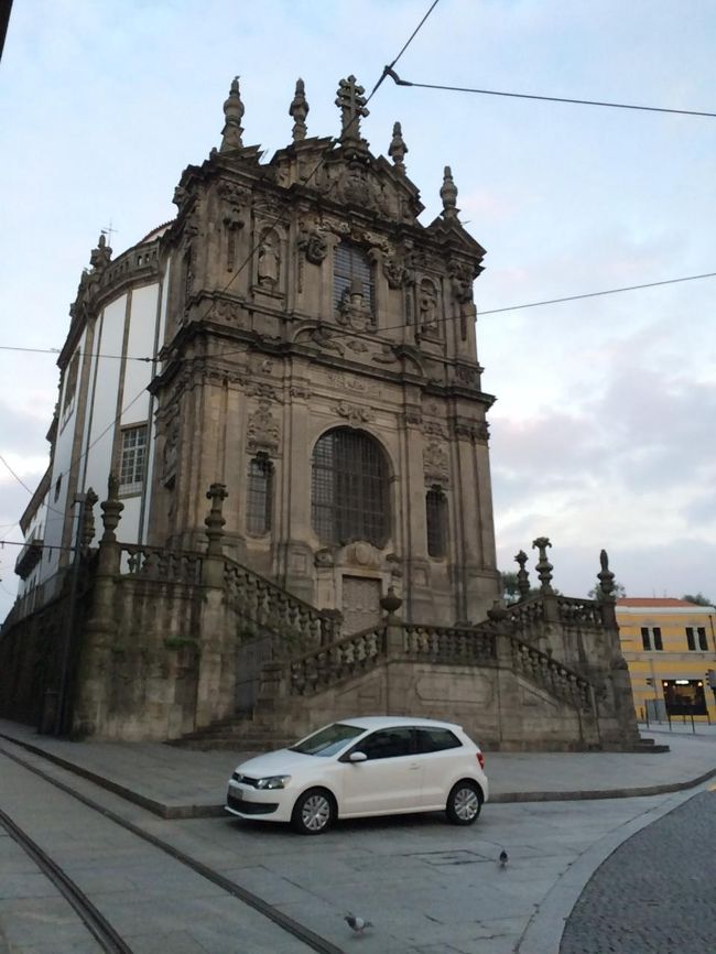 クレリゴス教会まで坂を登りました。<br />18世紀に建設されたバロック建築の教会で、世界遺産に登録されています。
