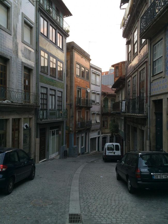 早朝の路地歩きは少し寂しい。