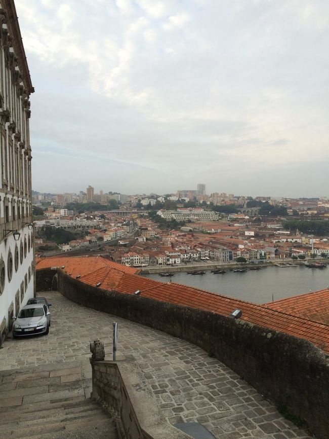 この町は起伏が激しく、カテドラルの裏手はドウロ川河岸までの急な坂道になります。
