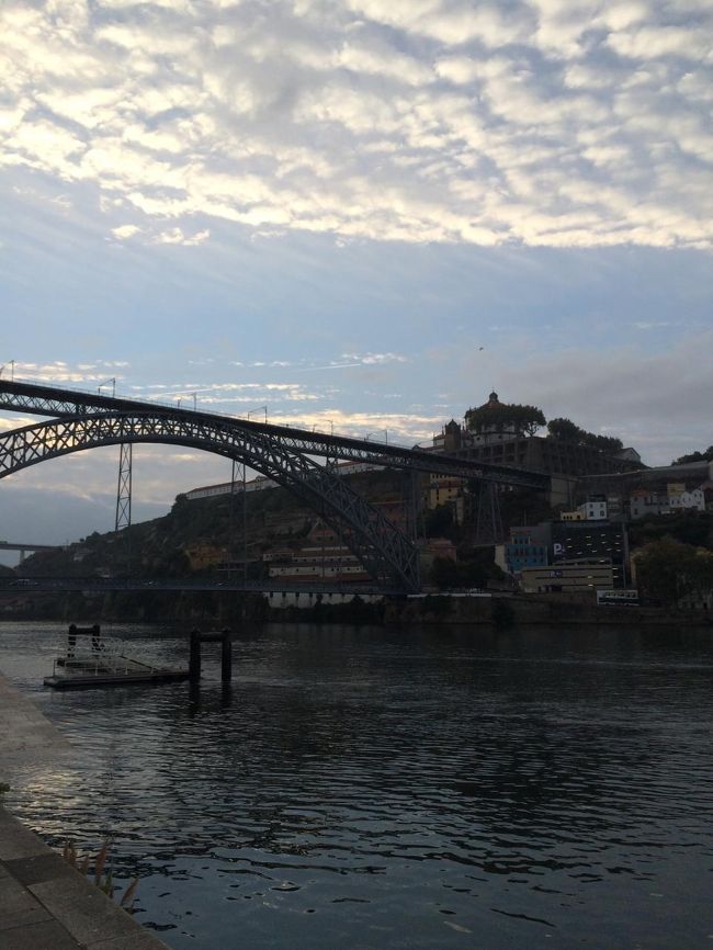 河岸に出ると、ドン・ルイス1世橋が見えました。<br />エッフェル塔を作ったエッフェルの弟子による設計です。<br /><br />2016年に、世界遺産の登録名も「ポルト歴史地区」から、「ポルト歴史地区、ルイス1世橋およびセラ・ド・ピラール修道院」に変わっていました。