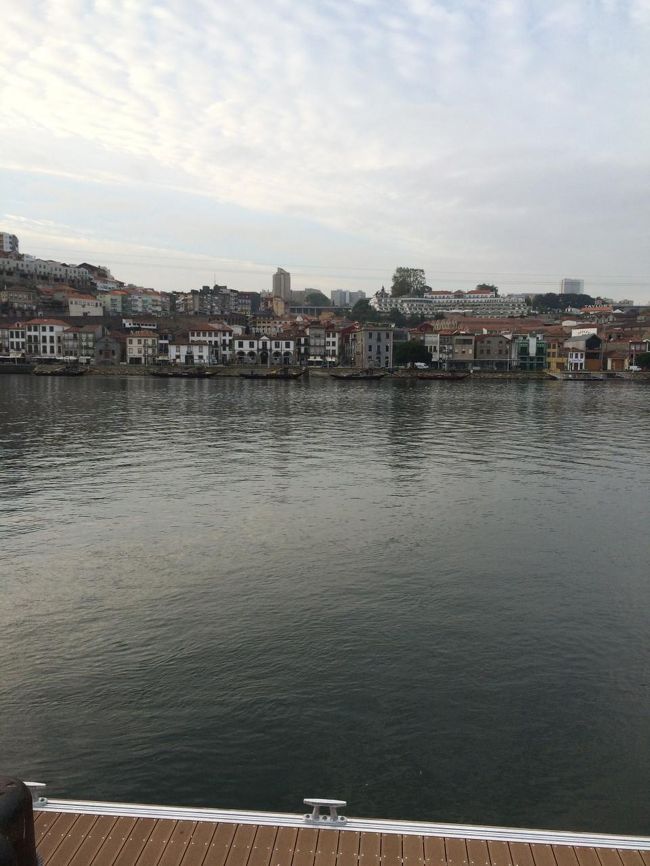 ドウロ川まで戻りました。<br />向かいには、ポートワインの酒蔵が並んでいます。<br />17年前に来たときに酒蔵見学をしました。