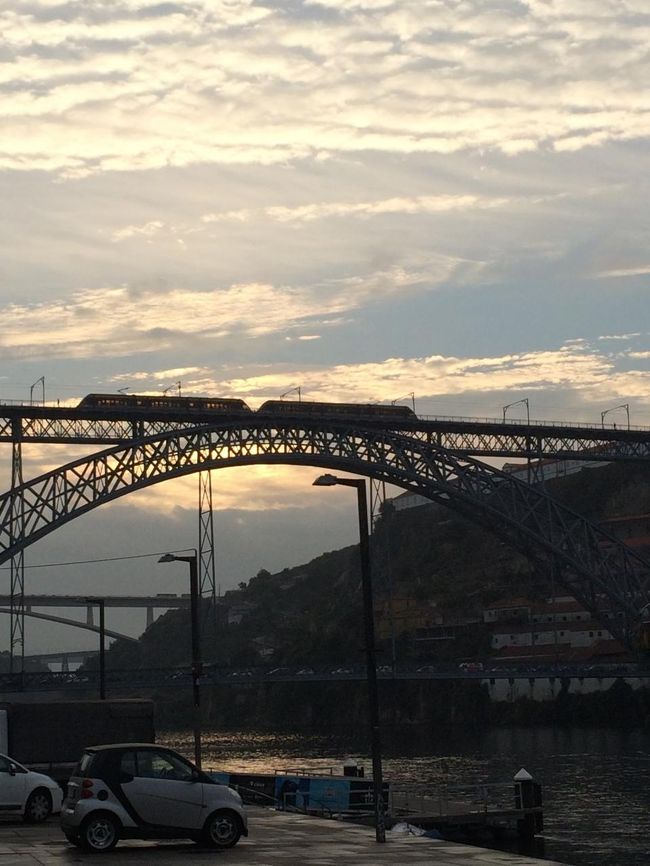 ドン・ルイス1世橋は、道路・鉄道併用橋で、ちょうど、メトロが通りました。