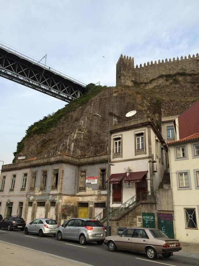 宿泊先のホテルはこの崖の上の先なので、帰りはケーブルカーで登ることにします。