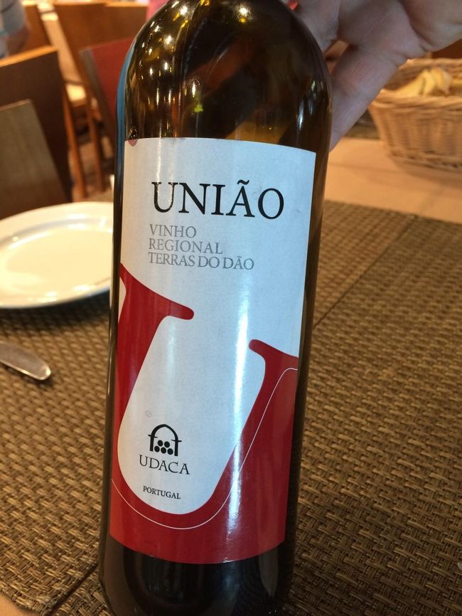 まずは、レストランでランチ。<br />グラスの赤ワインを頂きます。