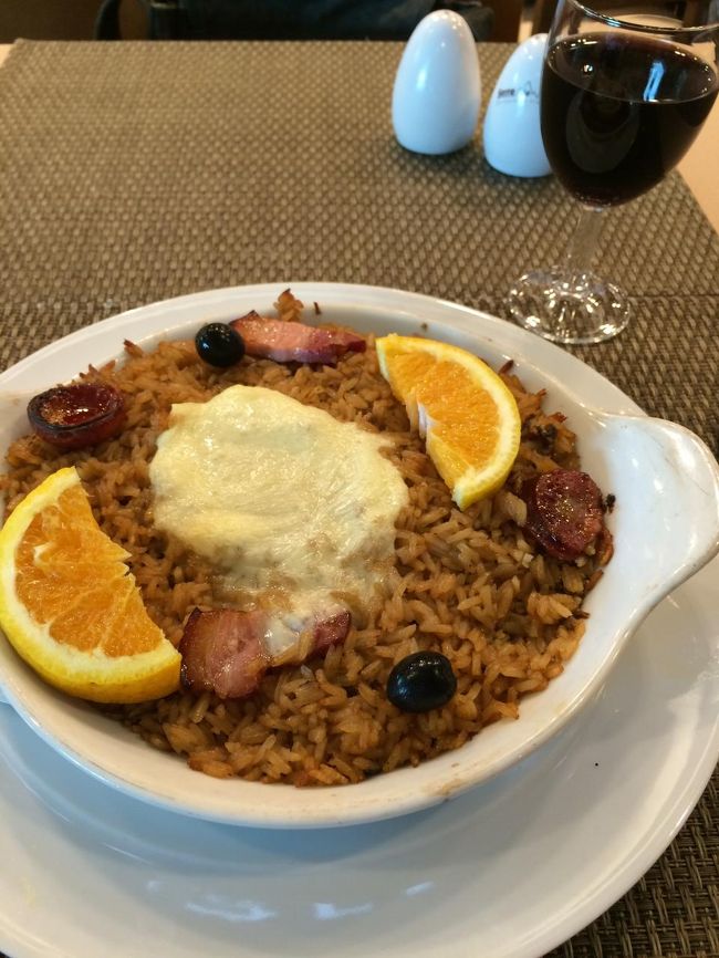 鴨の炊き込みご飯、アローシュ・デ・パット。<br />香港あたりの土鍋ごはんそっくり。