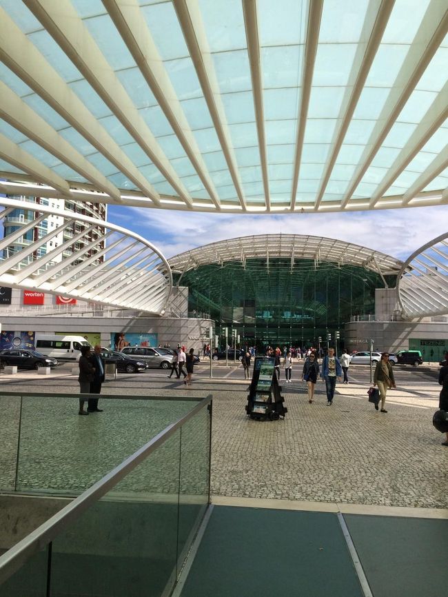 朝10時前にカンパニャン駅発のアルファ・ペンドラール特急で、12時半前にはリスボンのオリエンテ駅に着きました。<br /><br />チケットは前日の夜にネットで買いました。プリントアウトはできなかったけど、車内検札はiPadの画面を見せれば大丈夫でした。<br /><br />オリエンテ駅にはコインロッカーがあることが分かっていたので、荷物を預けて駅と接しているヴァスコ・ダ・ガマショッピングセンターへ。<br />