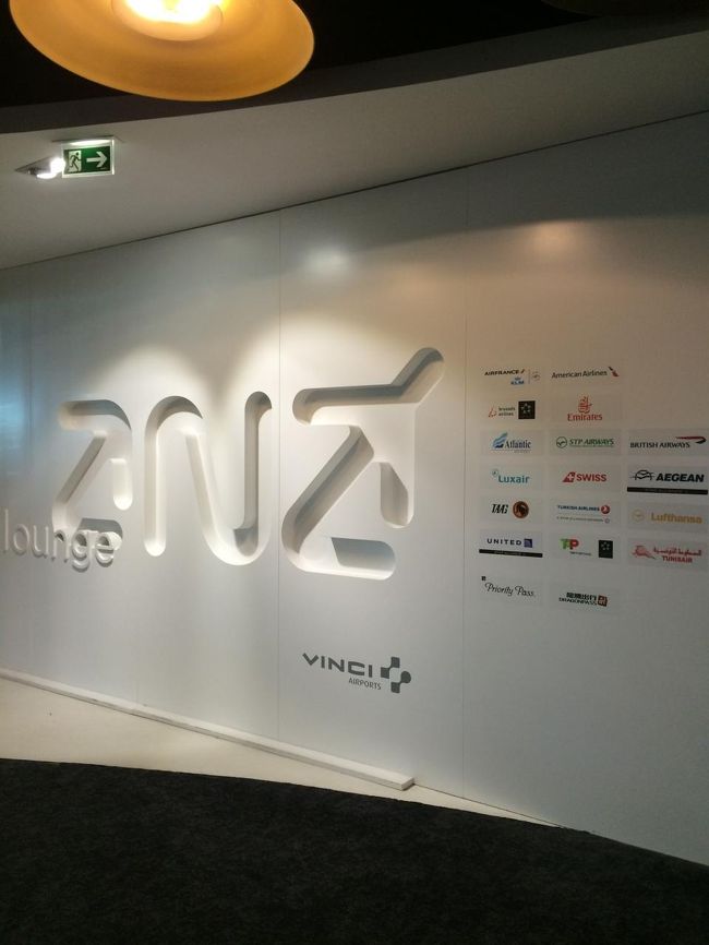 先ずは、エールフランスで、パリ経由で香港に向かいます。<br />マイレージでは東京行きは空いてなかったので。<br /><br />案内されたラウンジはANAラウンジ。もちろん全日空とは関係ありません。