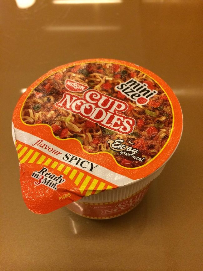 一日違いで、高校の先輩とこのラウンジですれ違いだったようで、日本で売ってないからと勧められたカップヌードルをゲット。