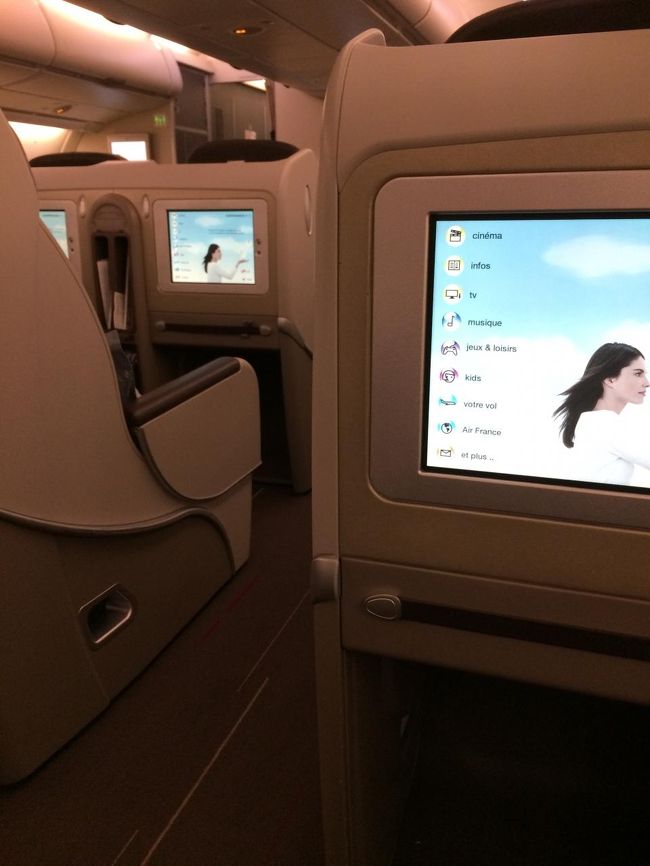 2階のビジネスクラスの座席。<br />普通の2-2-2の座席配列。<br />羽田線のヘリボーン型のビジネスクラス座席のほうが快適です。