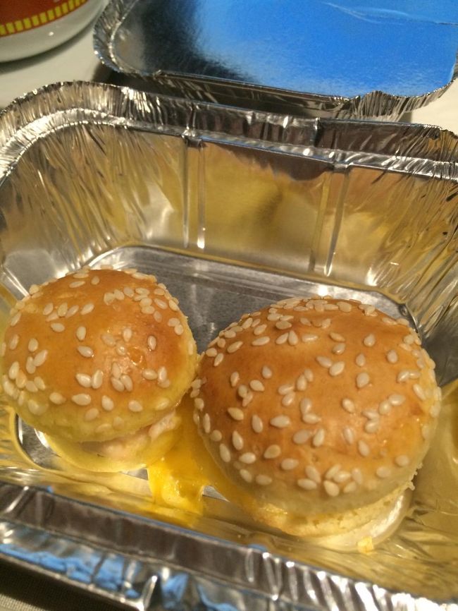 ミニチーズバーガーもいただきます。