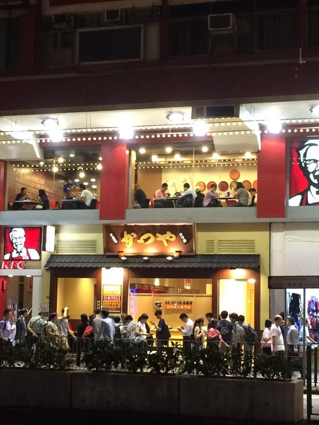 彌敦道を歩くとかつやに行列がありました。ちょっと惹かれるけど、夕食は飲茶と決めています。<br /><br />香港の下町、深水ポにあるミシュラン星付き店、添好運點心の本店を目指します。<br />バスで10分ほど。