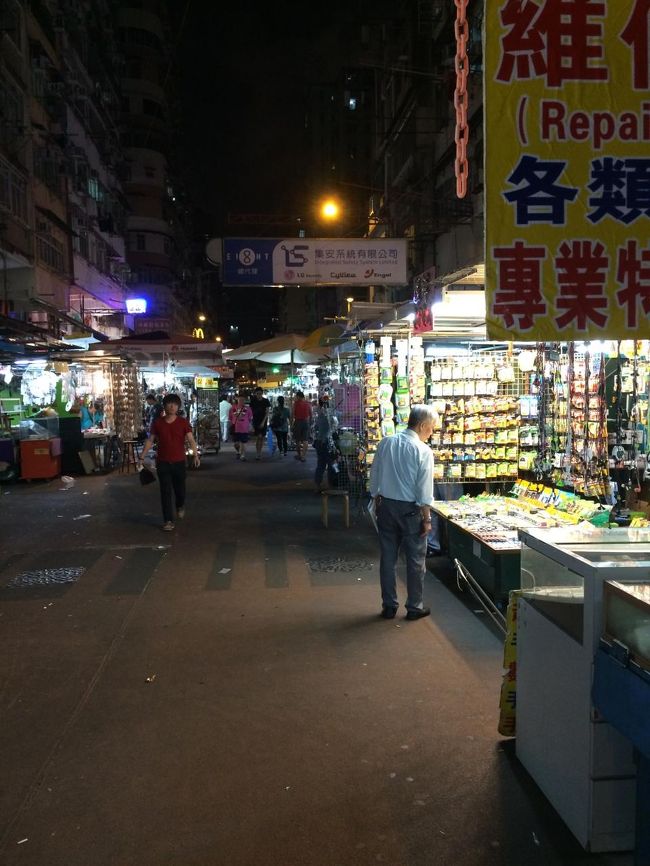 最寄りの深水ポの駅まで歩きます。<br />駅の周辺には、携帯電話関連の露店がたくさん。