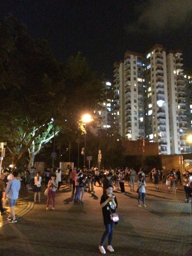 MTRに乗って2つめ、美孚駅で降りて、荔枝角公園に行きました。<br />21時半ですが、人が大勢。<br />ポケモンGoが香港でも流行っていました。<br />