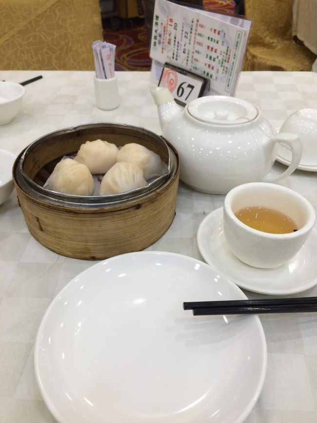 朝食はホテルから歩いて10分もかからない彌敦道沿いの倫敦大酒樓。<br />ワゴン式の飲茶が楽しめます。