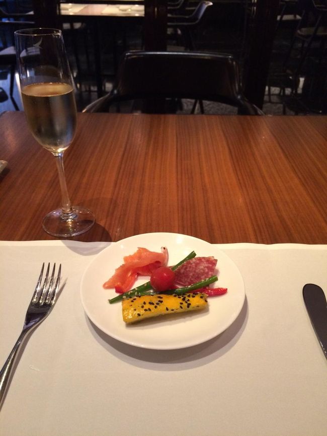 先ずはお昼ごはんにします。<br />レストラン　ザ・ヘイブンを体験。<br />シャンパーニュを貰って前菜とともに。