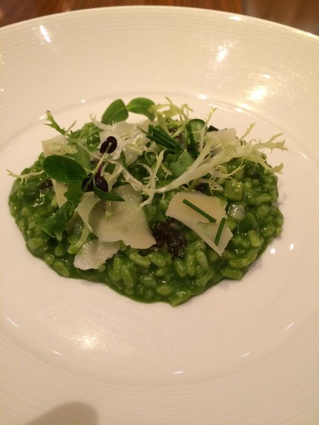 リゾット・プリマヴェーラ。<br />トリュフとパルミジャーノが香るリゾットは見た目も味もなかなかです。