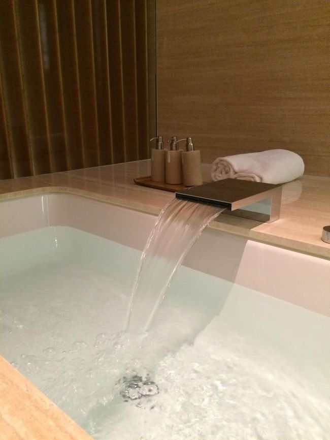 たっぷりのお湯で寛ぎました。<br />バスローブやスリッパなども揃っています。