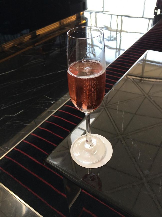 続いて、シャンパンバーでモエシャンのロゼ。