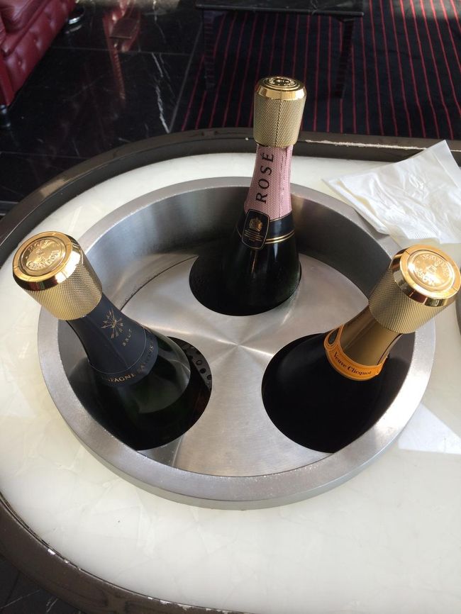 3種類が飲み放題です。機内ではまた別のシャンパーニュなので、飲み過ぎないようにしないと。