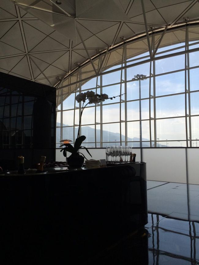 このラウンジはコンコースの上階部分を利用していて、天井が高く開放的な作りで、ソファーに座ると気分が良いです。