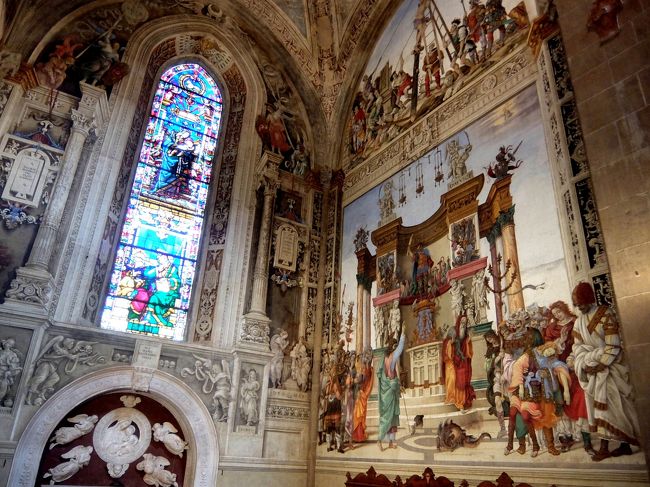 2016年の秋の旅行の時には修復が終わっていました。<br /><br />フィリピーノ・リッピ作ストロッツィ礼拝堂「聖ピリポと聖ヨハネ伝」<br /><br />右の絵は「マルス神殿から竜を追い出す聖ピリポ」<br />1500年ころの作品です。<br /><br />トルコのヒエラポリスの軍神マルスを祭る神殿に竜が住み着いていて、人々はこの竜を礼拝していました。<br />が、キリスト教の立場からするとこのことは偶像崇拝になります。<br />そこでピリポは竜を神殿から追い出したのです。