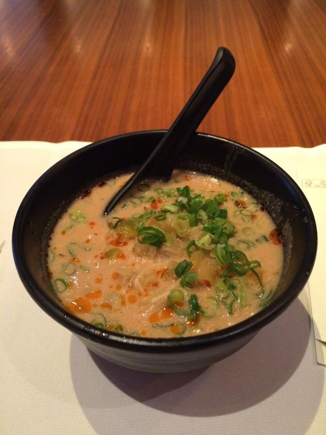 もう一度、ザ・ヘイブンに寄って、ヌードルバーから担々麺を取り寄せてもらいました。