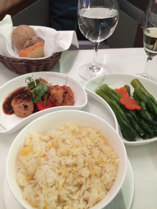 メインは中華風。<br />ホットミールになるとファーストクラスでもなかなか難しいですね。