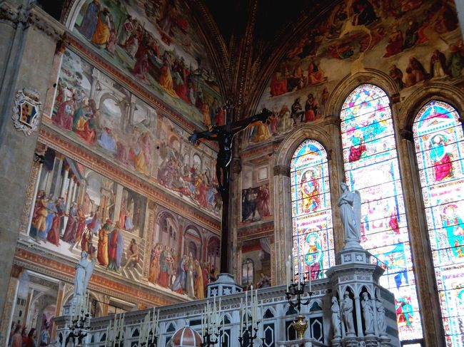 非常に華麗な礼拝堂です。<br /><br />教会の中央にあるので主祭壇と言っていいでしょう。