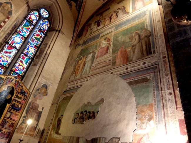 バルディ礼拝堂のフレスコ画です。<br /><br />こちら側は大きく剥がれています。