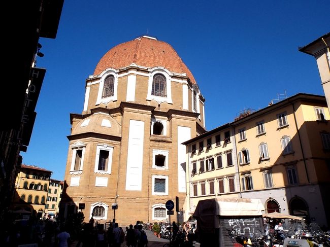 サン・ロレンツォ聖堂の外観です。