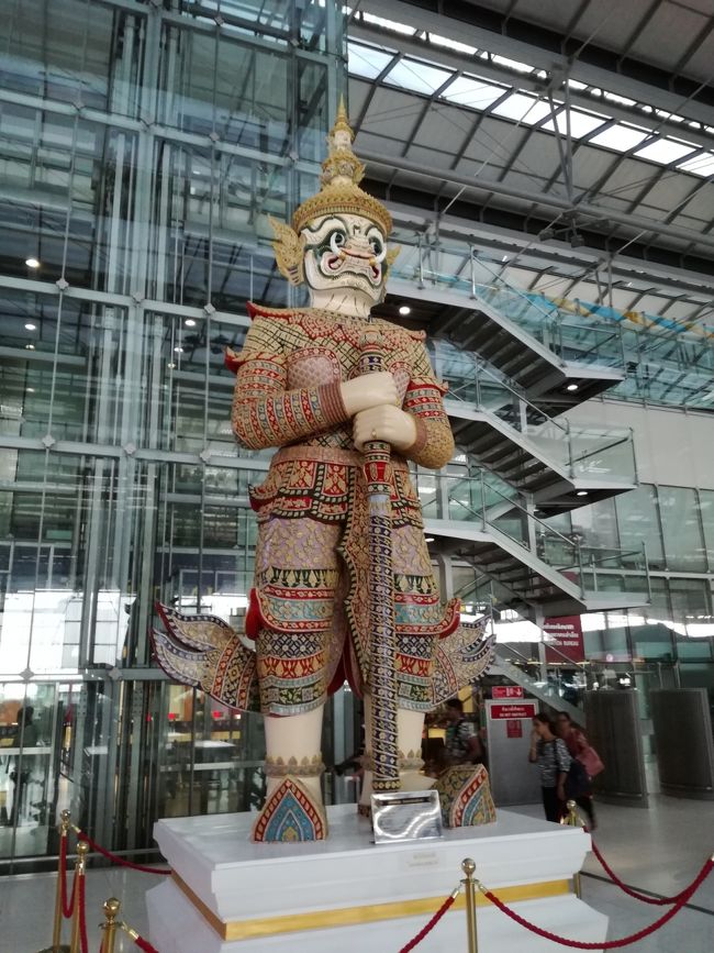 今回はサムイまで「通しチケット」ではなく、最初に羽田>バンコクを購入しておいて、後日にバンコク>サムイのチケットをとった。<br />提携しているから、バッゲージスルーかと思ったら、羽田空港カウンターのお姉さんが、「バンコクで一度下ろされます」…と。<br />Google先生に聞くとパッケージスルーしなくなった…とある。<br />しかし、ツアーはバッゲージスルーされると思うので、何か方法があると思うのだが、知識不足で不明。