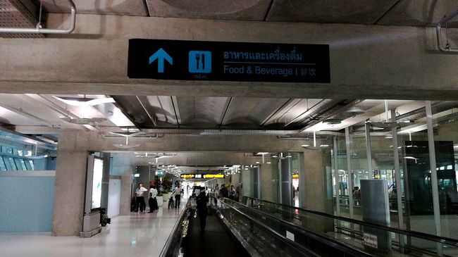 ズンズン歩きます。<br />空港は広いですからね。