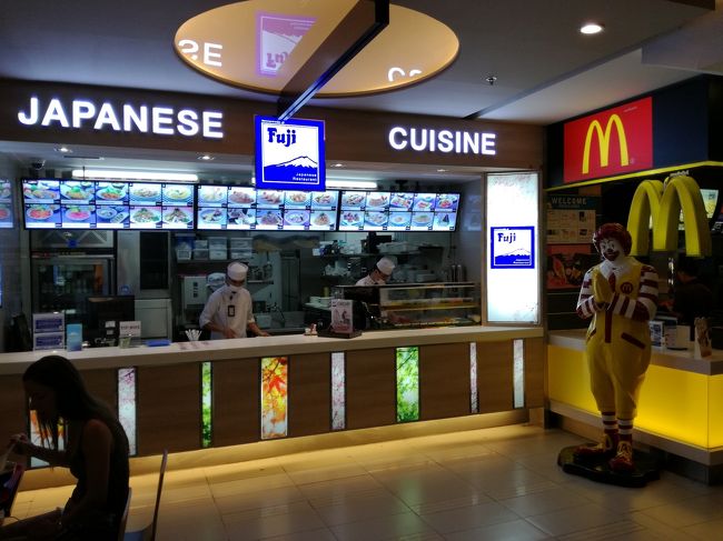 途中で小さいフードコート発見。<br />バンコクエアウエイズの待合いラウンジの手前です。日本食あり、ハンバーガーありのフードコートです。