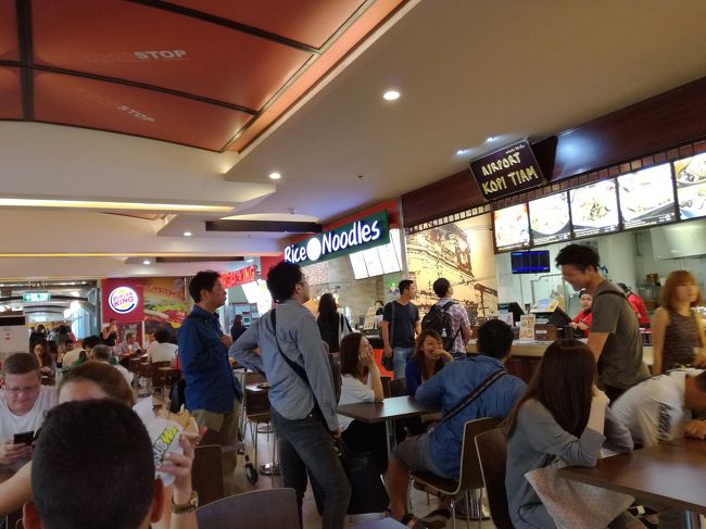 結構、賑わってました。<br />嫁はここでマンゴーシェイクを購入。