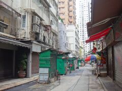 そして古董街または猫街とも呼ばれる摩羅上街。
こういうお店は朝も夜も遅いのでしょう、朝8時半に空いているお店はなく、歩いている人も誰もいません(^ ^)