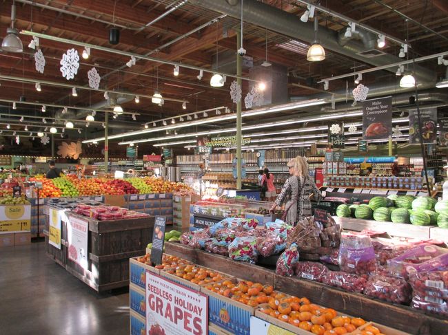 お土産用のトートバッグと夕食用のステーキ肉、ポキなど買って帰ります。