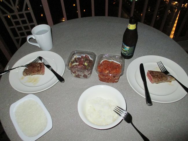 夕食もラナイで、ステーキ（これが柔らかくて美味しかった）ポキ、スパイシーカジキ。素敵なレストランは東京にたくさんありますが、この景色と、雰囲気は来ないと味合えないですね。以前と少しだけ滞在中のスタイルが変わってきました。<br />４日目もおしまいです。