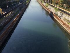 丸八橋から小名木川を望む。
限りなくまっすぐ。人工的な「運河」であることがよくわかる。