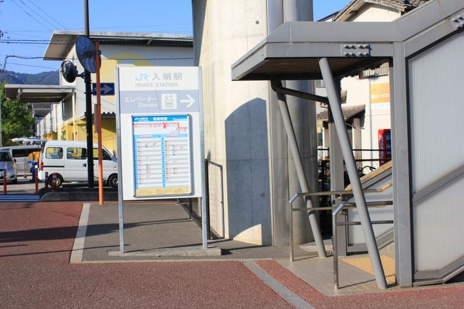 当初は、高知駅から路面電車で高知城へ向かう予定でしたが、途中の車内からお城が見えたため、高知駅から在来線で一駅戻り、入明駅から徒歩で向かうこととしました