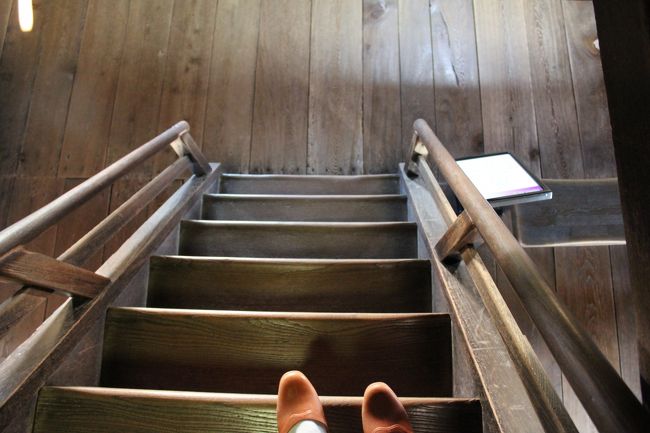 この城も階段は急
