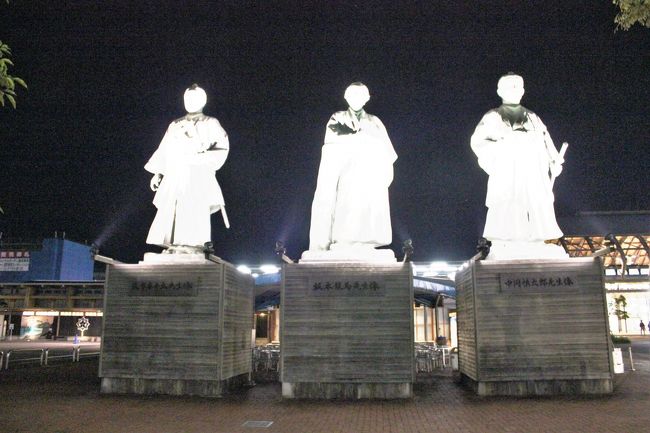 高知駅前にある土佐三志士の像