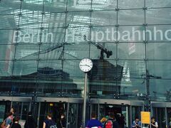 ■混雑しているベルリン中央駅で違反乗車未遂

中央駅到着！
でも切符買うのに20分待ち。
切符売り場はエスカレータを上がったところにあり、銀行のように件を取って呼ばれる方式です。

私は切符購入ではなくジャーマンレイルパスのヴァリデート（初回乗車前の手続き）でしたが、窓口は同じだったので並んでおきました。