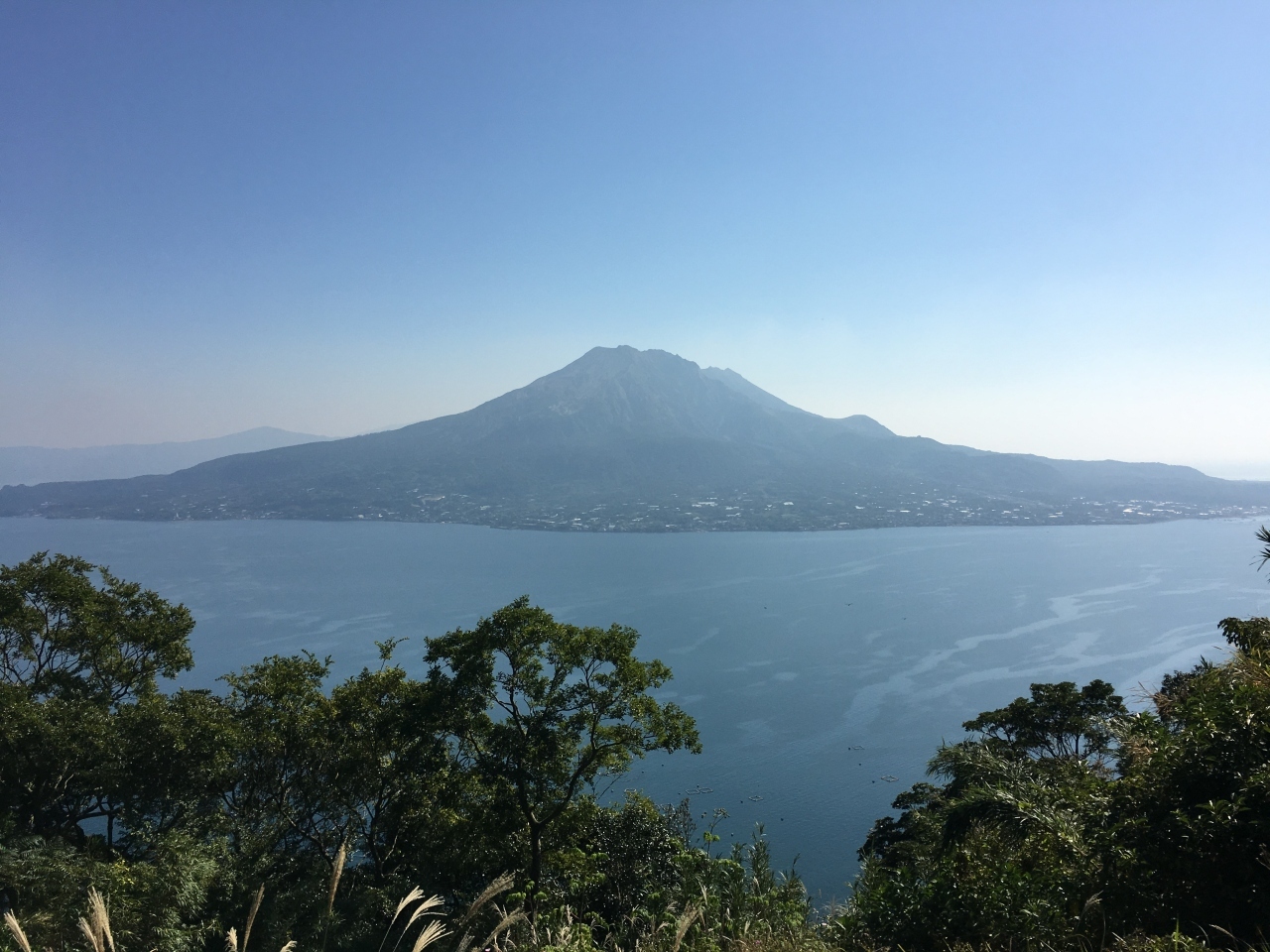 次はも「明治日本の産業革命遺産」の構成資産の一つ、寺山炭窯跡に行ってみます。

付近から望む、桜島です。

鹿児島のシンボルです。
